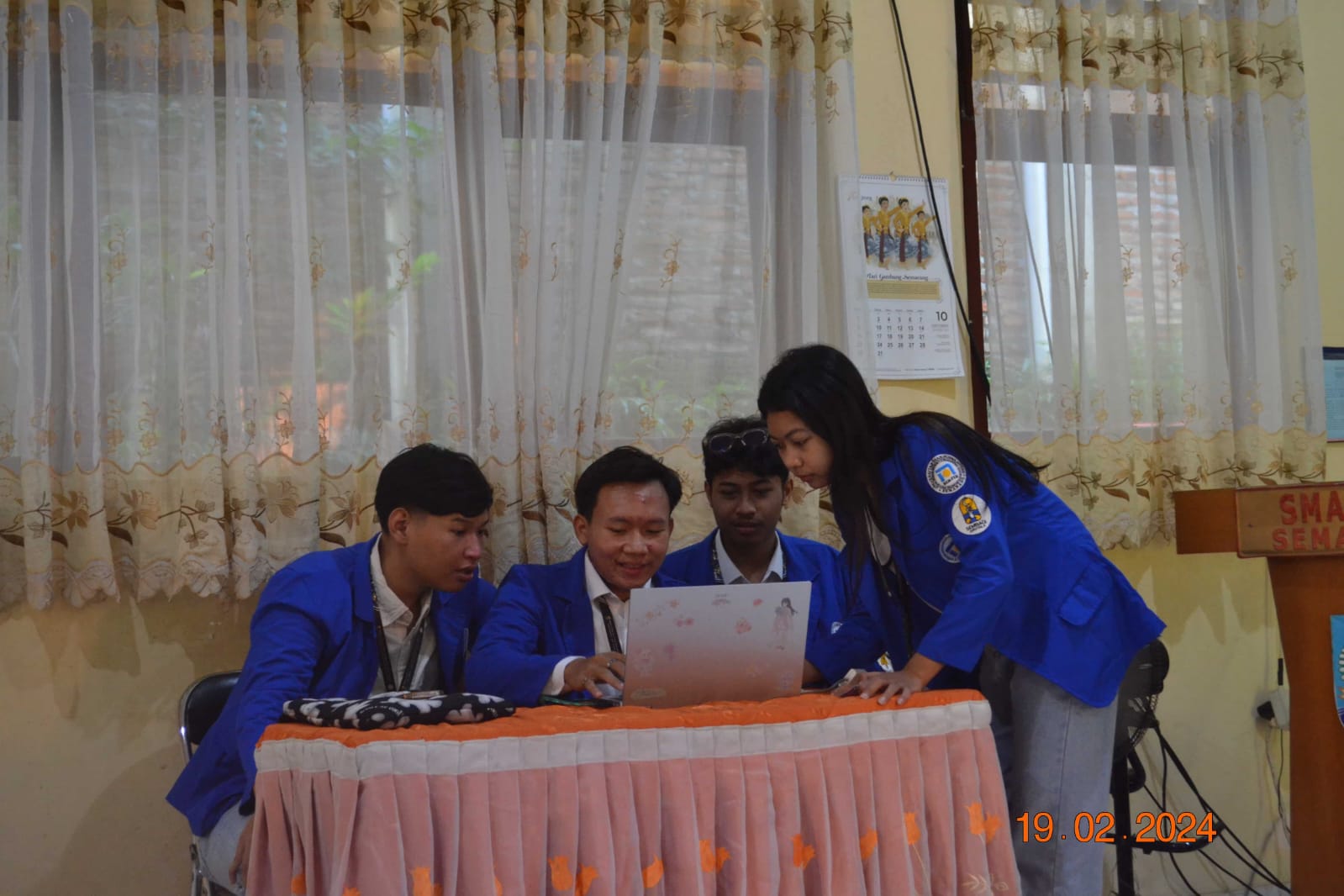 Persiapan Acara di Aula SMA Negeri 14 Semarang